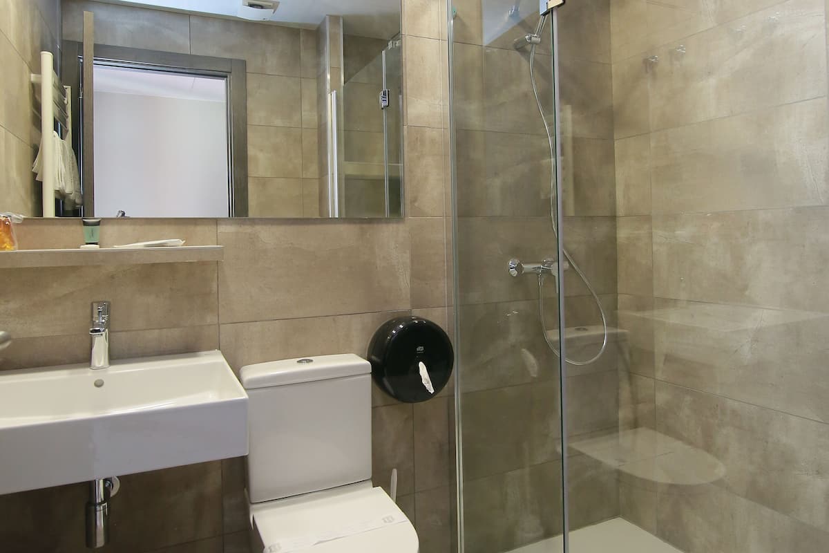 twin room | bathroom | free toiletries, bidet, towels
