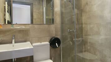 Habitació amb dos llits individuals | Bany | Articles de tocador gratuïts, bidet i tovalloles