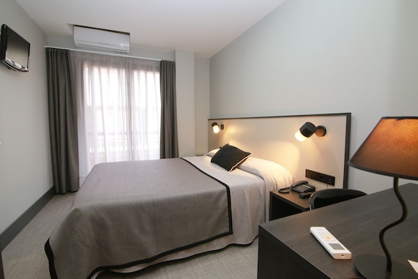 Quarto casal | Cofres nos quartos, escrivaninha, cortinas blackout, Wi-Fi de cortesia