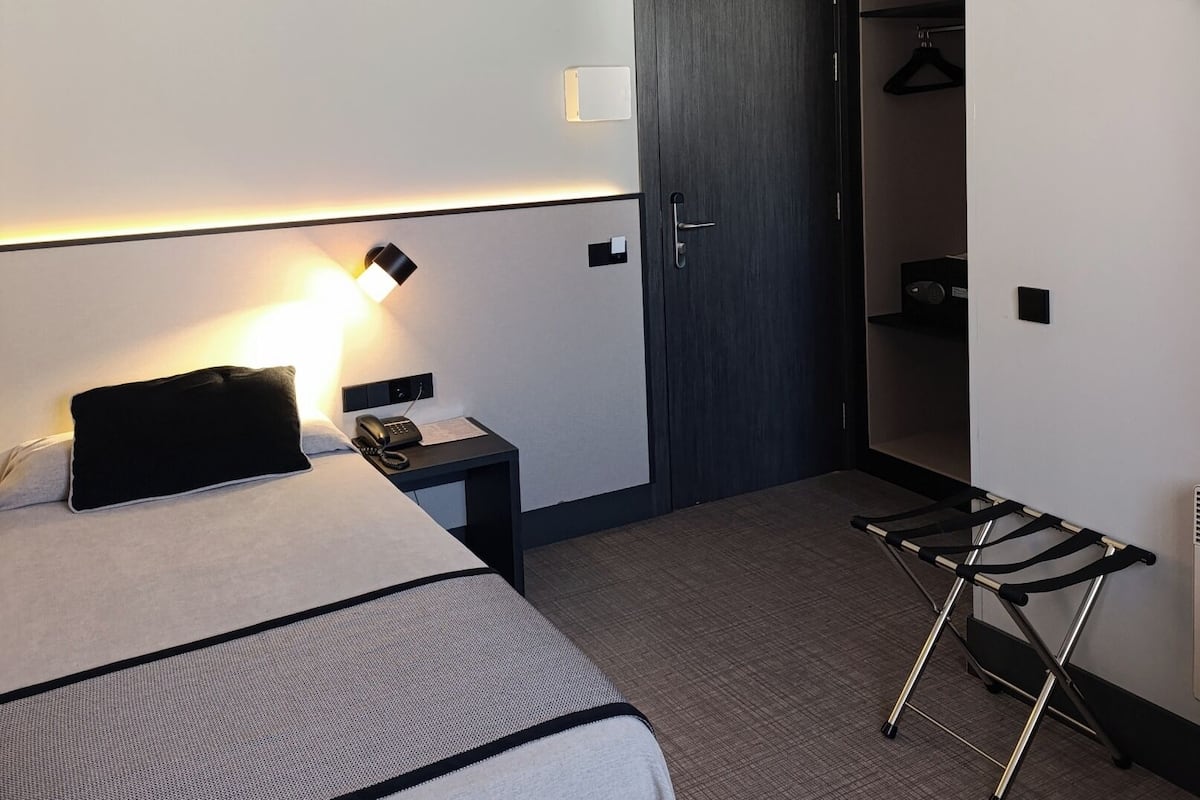 Single Room | In-room safe, desk, blackout curtains, free WiFi