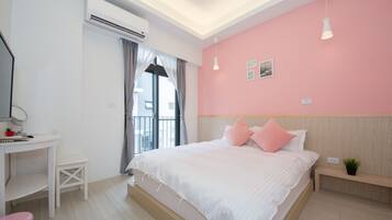Un dormitorio con cama, un escritorio, un taburete pequeño, un banco y una planta en maceta.