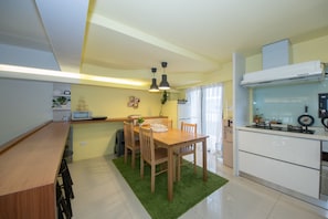 Fridge, microwave, coffee/tea maker, electric kettle - Simple Travel Stay (Wujie)