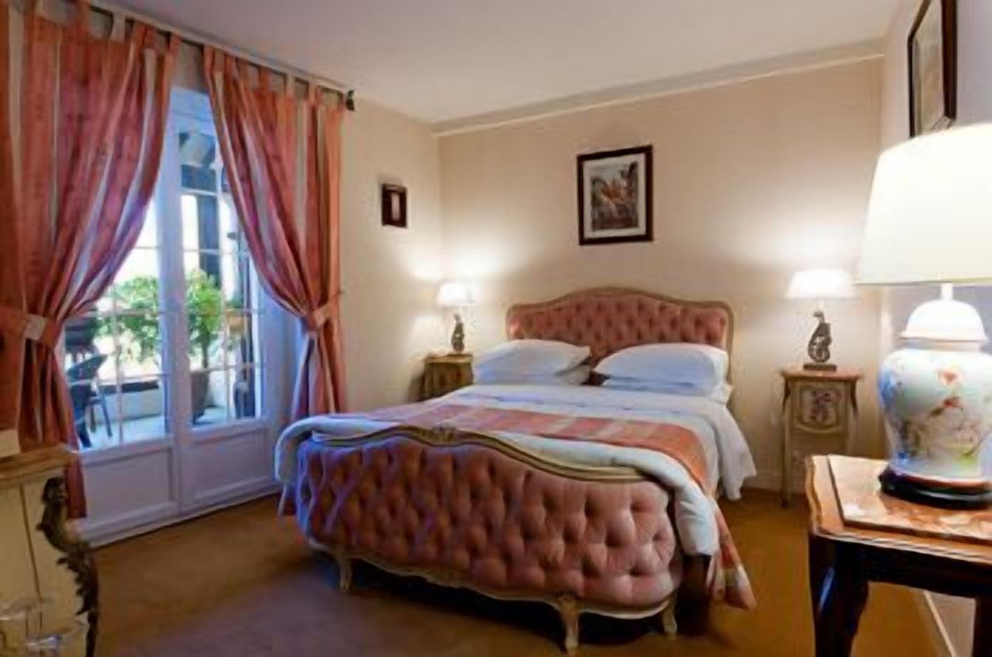 Minibar, caja de seguridad en la habitación, escritorio y cunas 