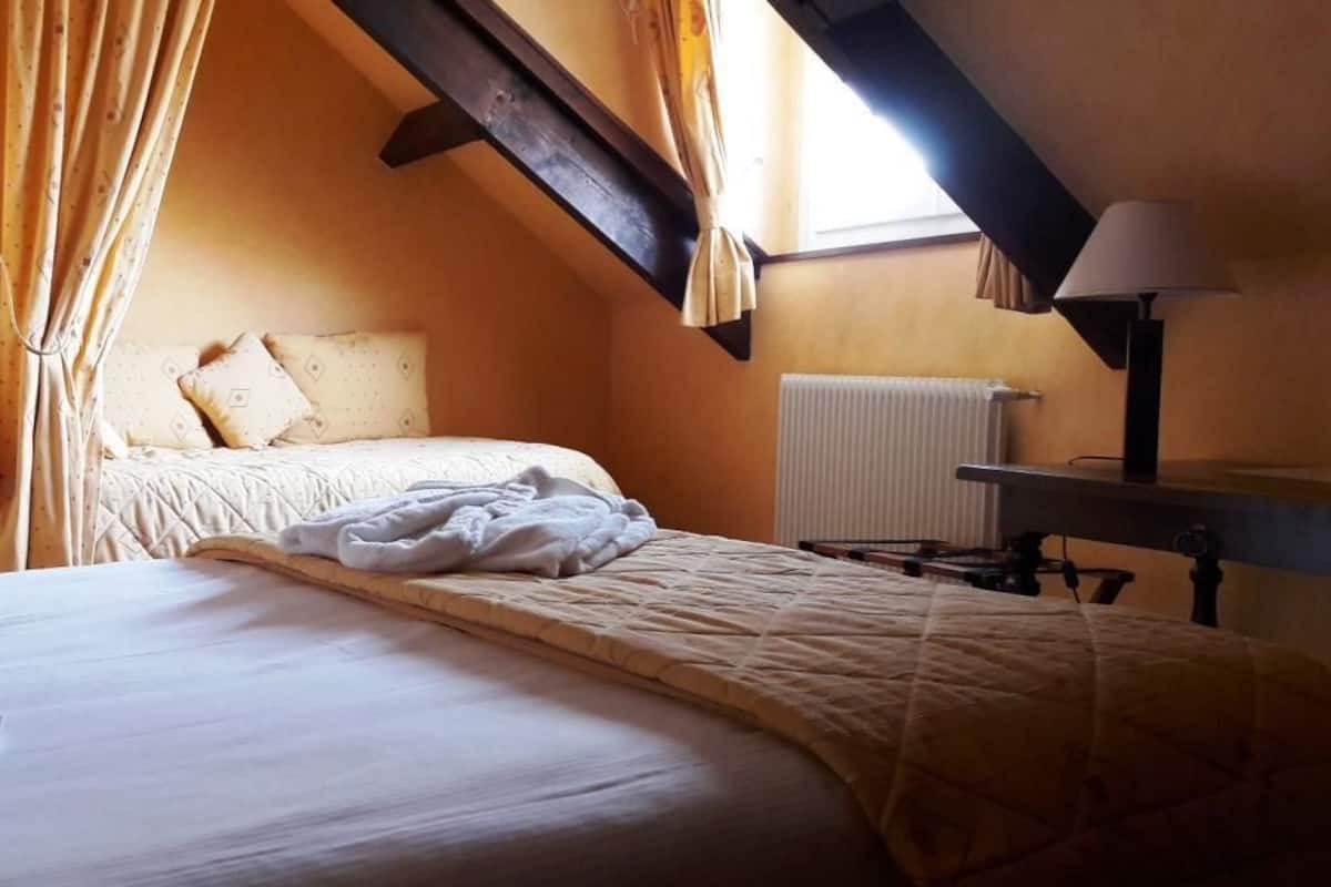 Minibar, värdeförvaringsskåp på rummet, skrivbord och barnsängar