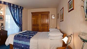 Traditional Double Room | Minibar, in-room safe, desk, cribs/infant beds