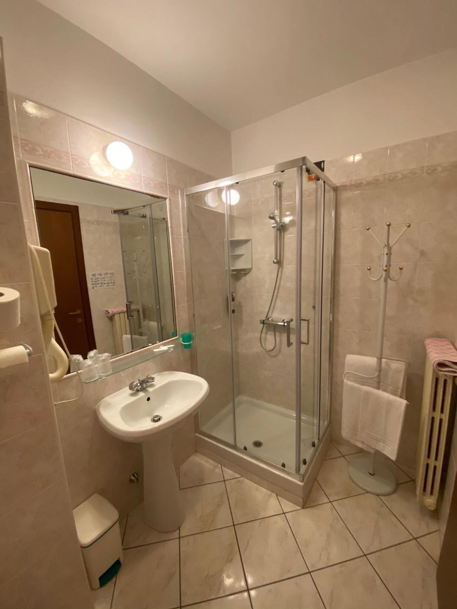 Douche, sèche-cheveux, bidet, serviettes fournies