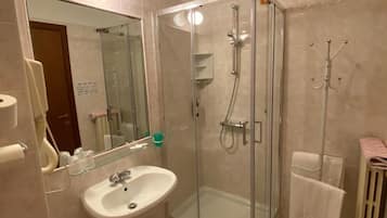 Douche, sĂšche-cheveux, bidet, serviettes fournies