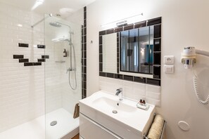 Shower, free toiletries, hair dryer, towels - Hôtel Regina (Bordeaux)