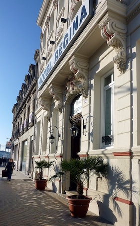 Front of property. Hôtel Regina