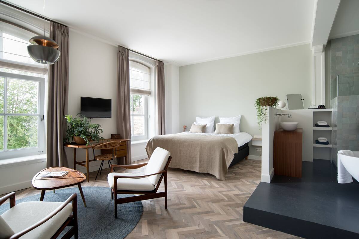 Suite | Desk, cribs (free), WiFi (free)