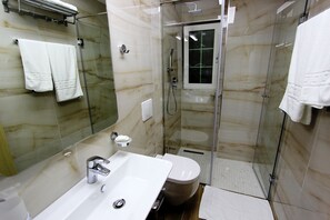Shower, free toiletries, slippers, towels - Capital Tirana Hotel (Tirana)