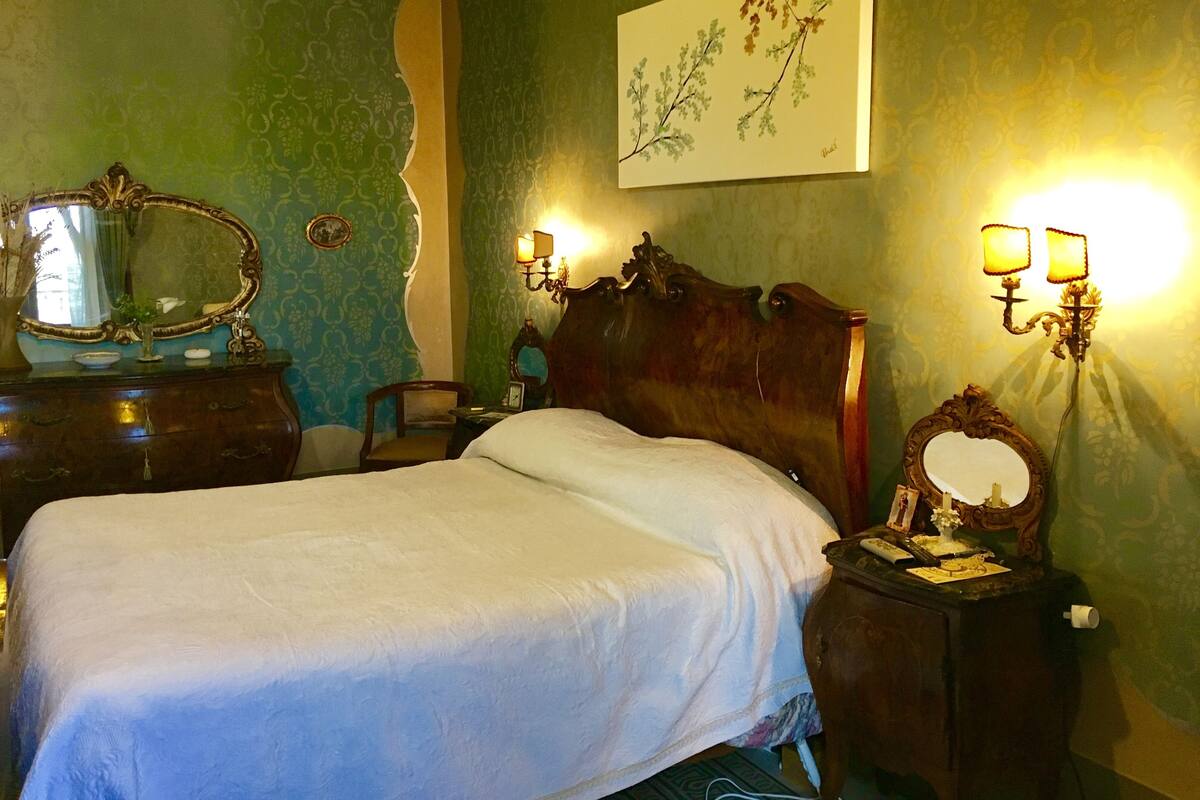 Suite – grand | Italienske Frette-laken, skrivebord og strykejern/-brett