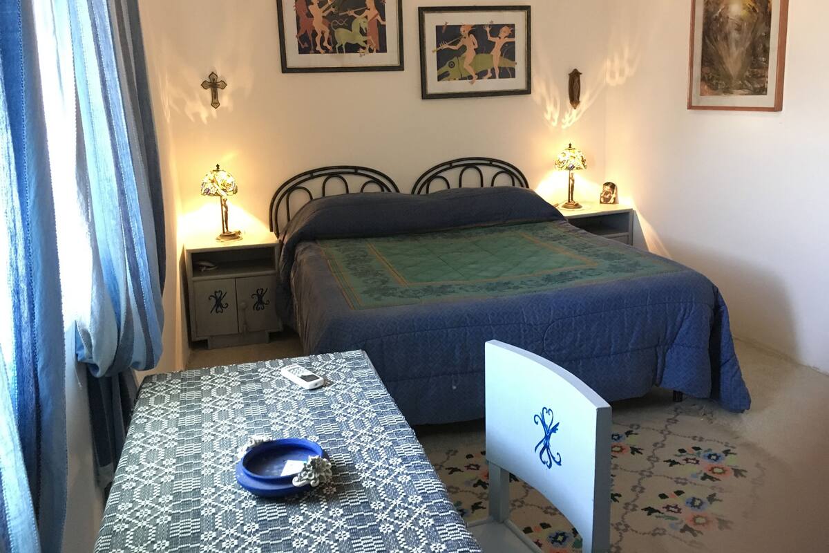 Familieleilighet | Italienske Frette-laken, skrivebord og strykejern/-brett