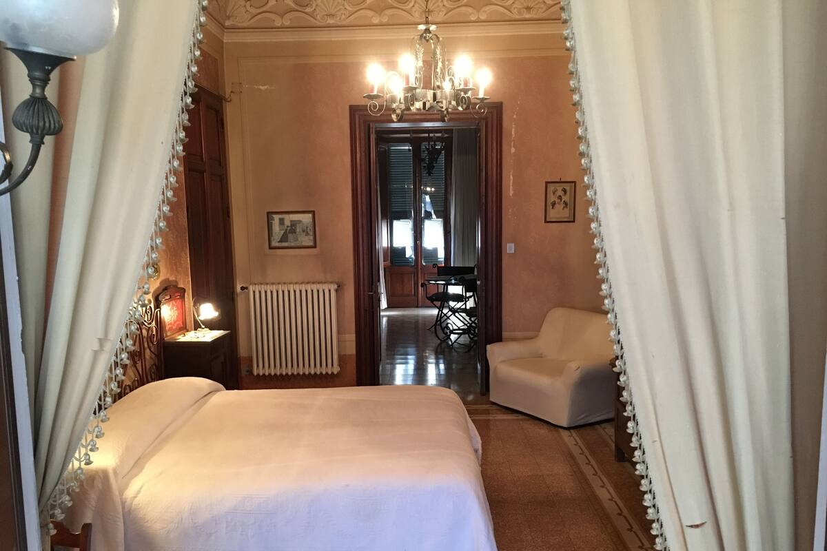 Suite | Italienske Frette-laken, skrivebord og strykejern/-brett
