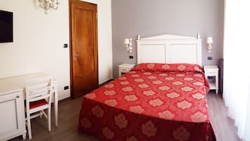 Familie vierpersoonskamer, balkon | Een kluis op de kamer, een bureau, gratis wifi, beddengoed