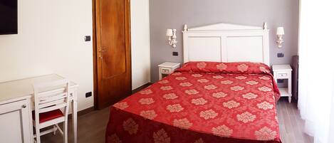 Firemannsrom – standard, balkong | Safe på rommet, skrivebord, wi-fi (inkludert) og sengetøy