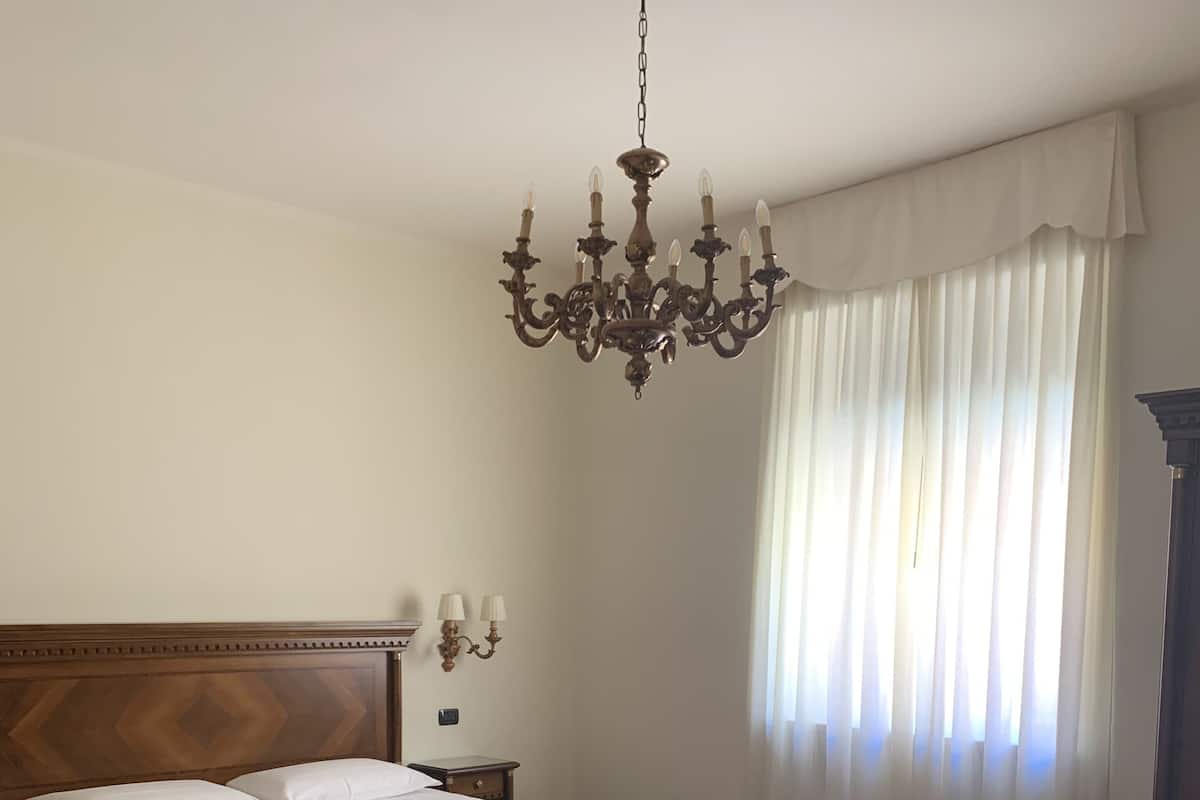 Basic-Doppelzimmer, 1 Schlafzimmer, Nichtraucher | Daunenbettdecken, Zimmersafe, Schreibtisch, kostenloses WLAN