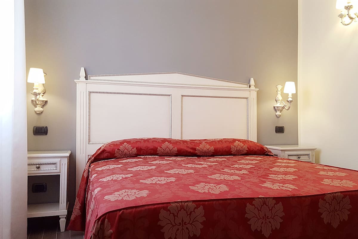 Een kluis op de kamer, een bureau, gratis wifi, beddengoed