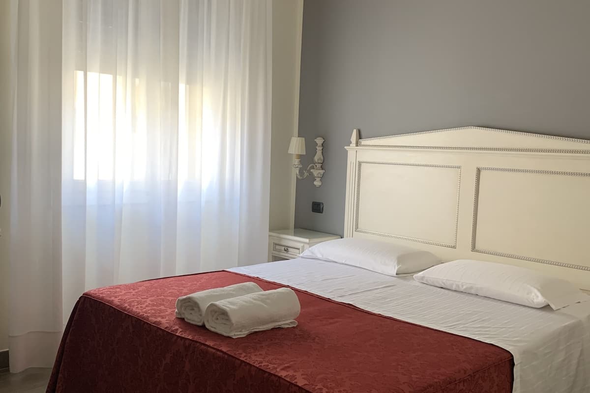 Classic-Zimmer, mit Bad | Daunenbettdecken, Zimmersafe, Schreibtisch, kostenloses WLAN