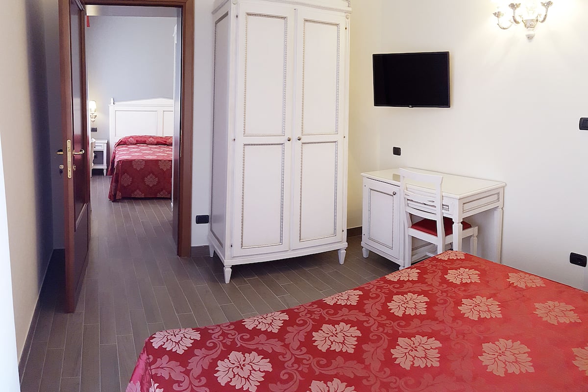 Familie vierpersoonskamer, balkon | Een kluis op de kamer, een bureau, gratis wifi, beddengoed