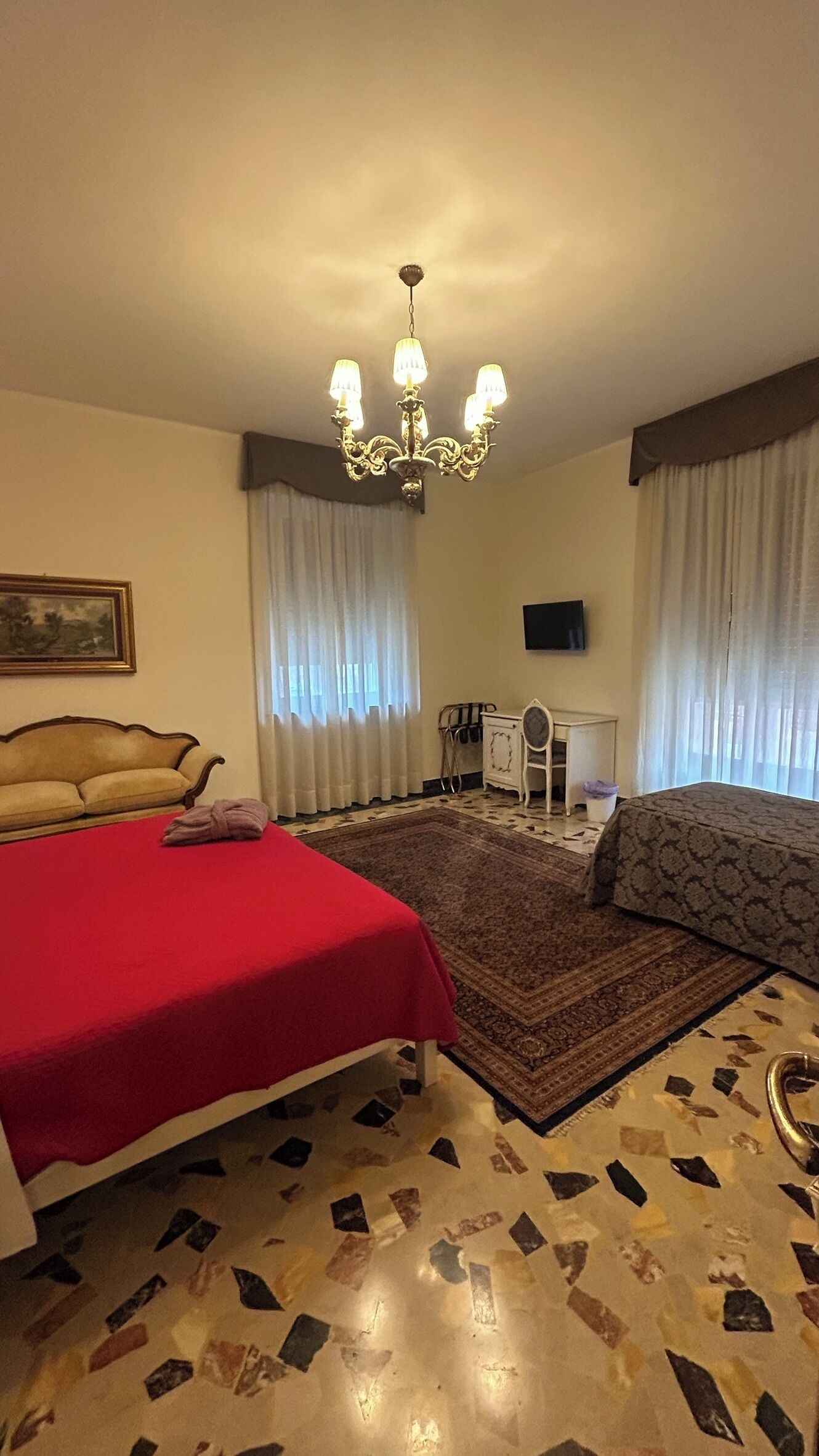 华丽客房 | 客房内保险箱、免费 WiFi、床单