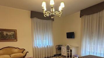 Tremannsrom – deluxe | Safe på rommet, wi-fi (inkludert) og sengetøy