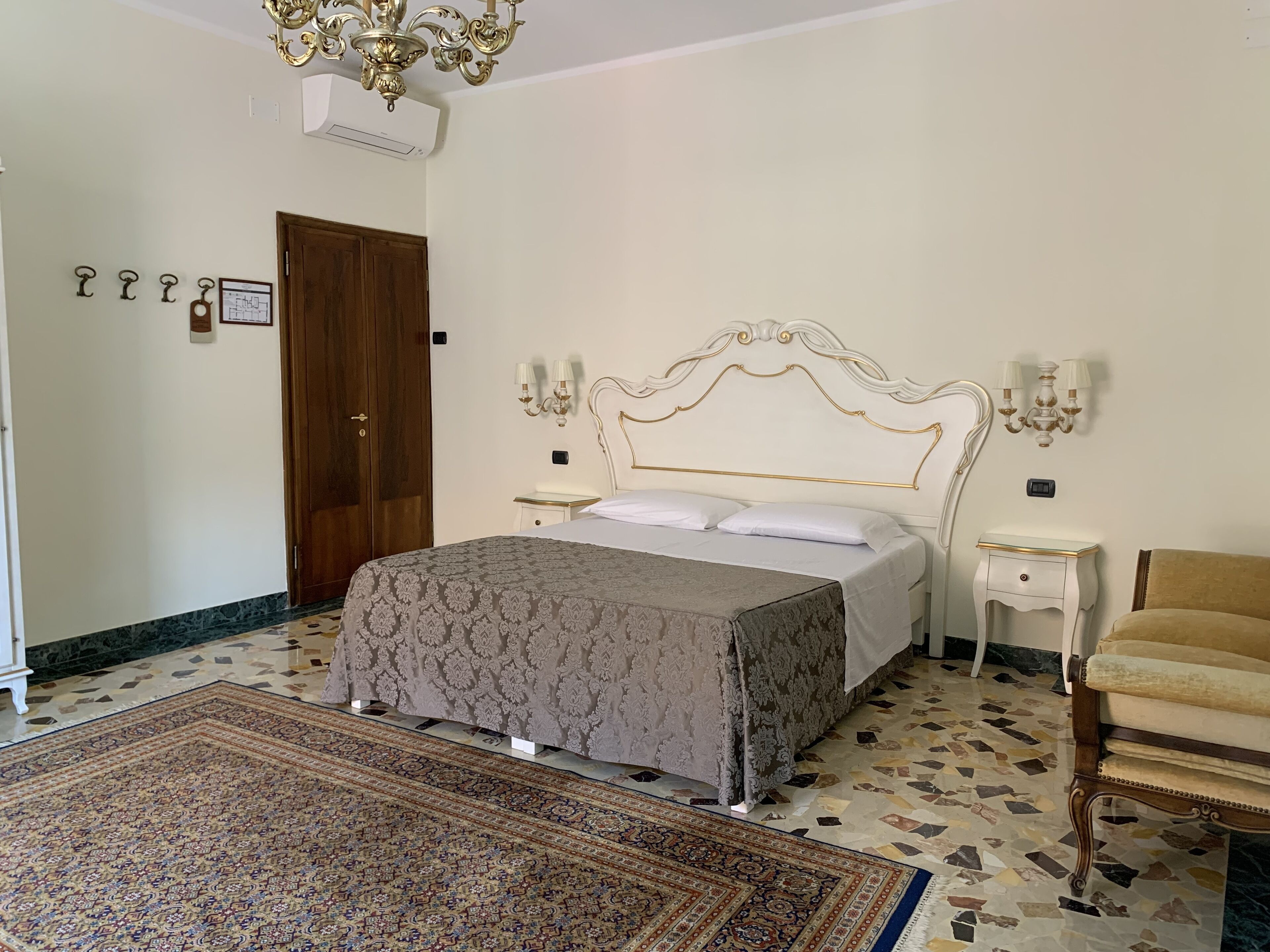 Deluxe-Dreibettzimmer, Flussblick (Private External Bathroom) | Daunenbettdecken, Zimmersafe, Schreibtisch, kostenloses WLAN