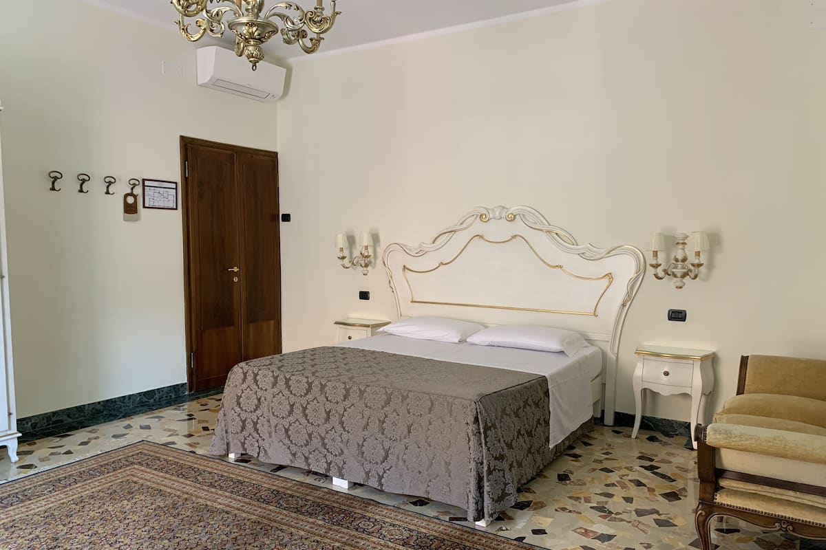 Deluxe-Dreibettzimmer, Flussblick (Private External Bathroom) | Daunenbettdecken, Zimmersafe, Schreibtisch, kostenloses WLAN