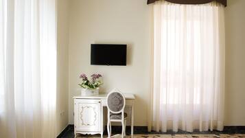 Chambre Triple Deluxe, vue fleuve (Private External Bathroom)