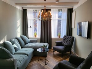 Familie appartement | Woonruimte | Een 42-inch flatscreentelevisie met digitale zenders en televisie