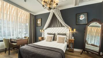 Une chambre avec un grand lit, un bureau et une chaise.