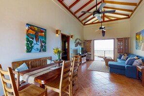 Villa Deluxe, 5 habitaciones (Mirasol Villa) | Área de sala de estar | Televisión 