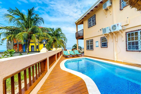 Alberca al aire libre, camas balinesas gratuitas y camastros 