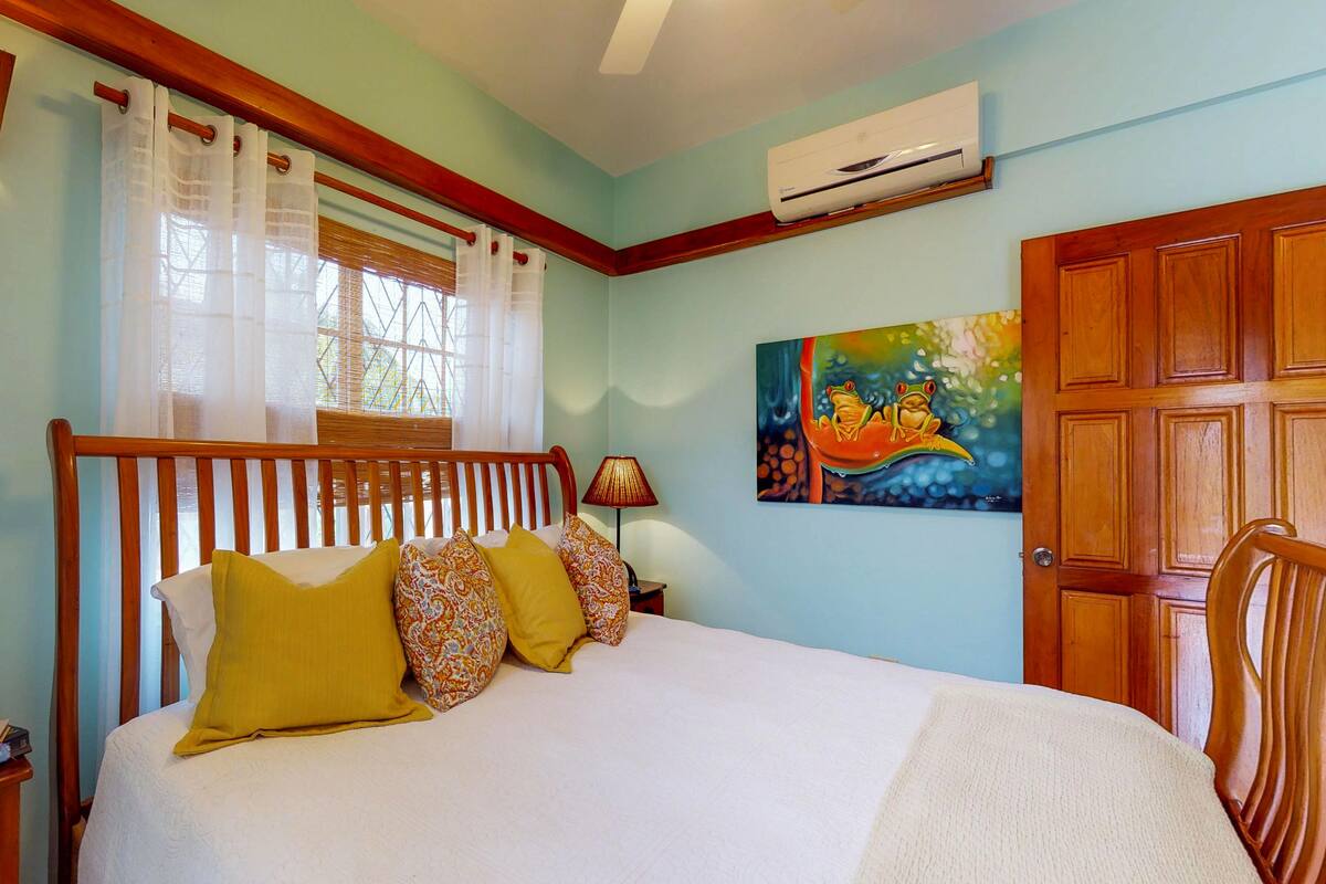 Desk, iron/ironing board, WiFi (free), individually decorated