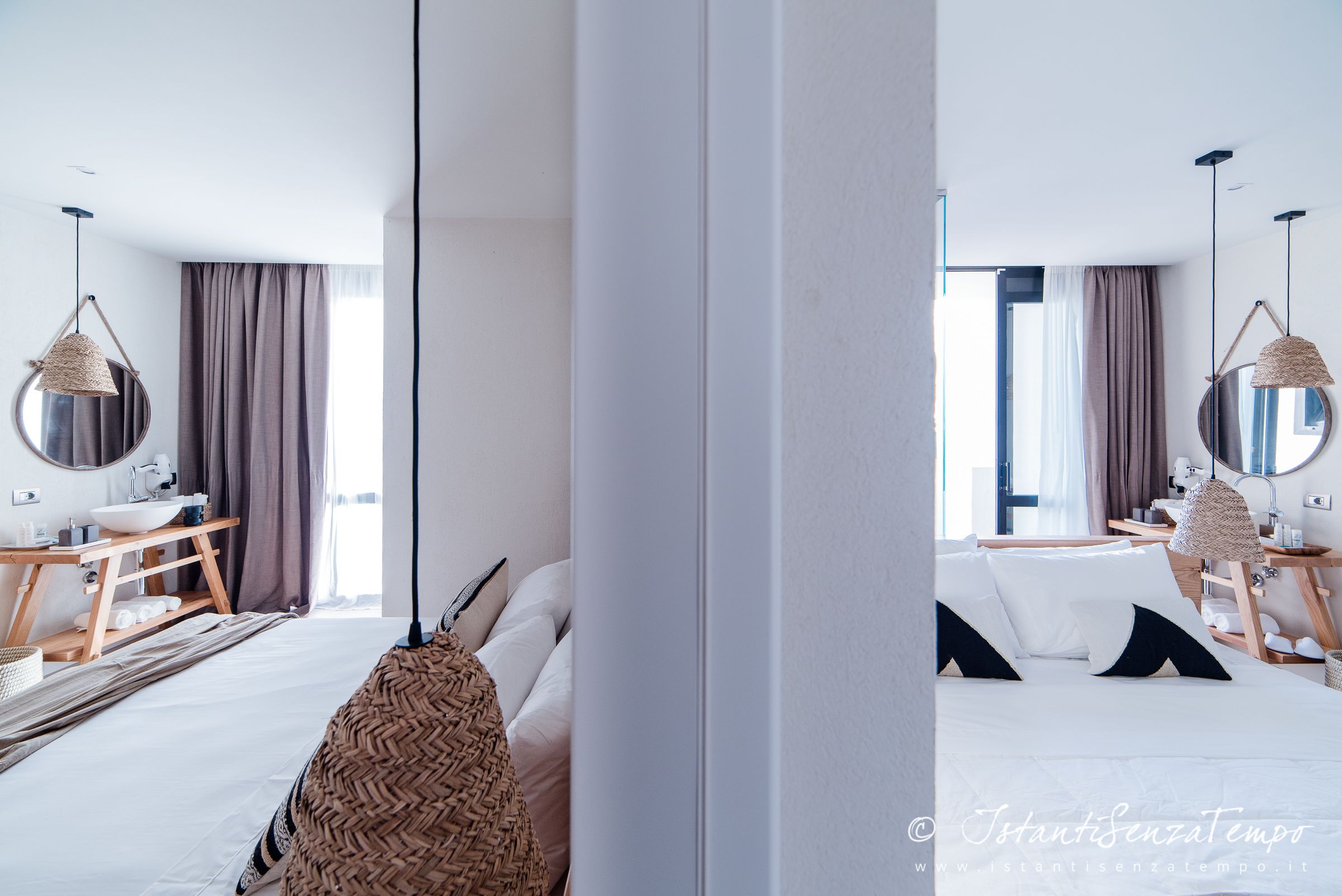 Ein modernes Hotelzimmer mit einem großen Bett, Nachttischen, einem Spiegel und Blick ins Freie.