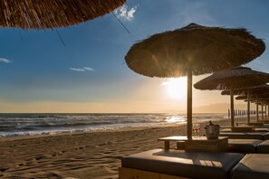 Private beach, sun loungers, beach umbrellas, beach towels - Cumeja - Beach Club & Hotel (Cellole)