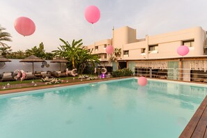 A pool area with a clear blue pool, lounge chairs, and umbrellas. - Cumeja - Beach Club & Hotel (Cellole)