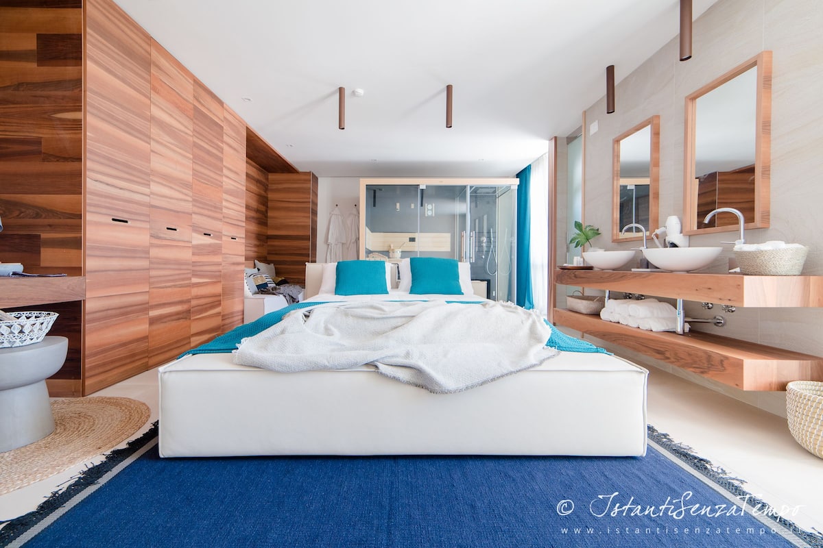 suite, 1 bedroom, sea view | minibar, in-room safe, desk, laptop workspace