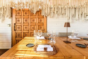 Se sirven cenas y cocina local e internacional