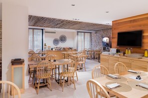 Middag serveres, lokale og internasjonale retter