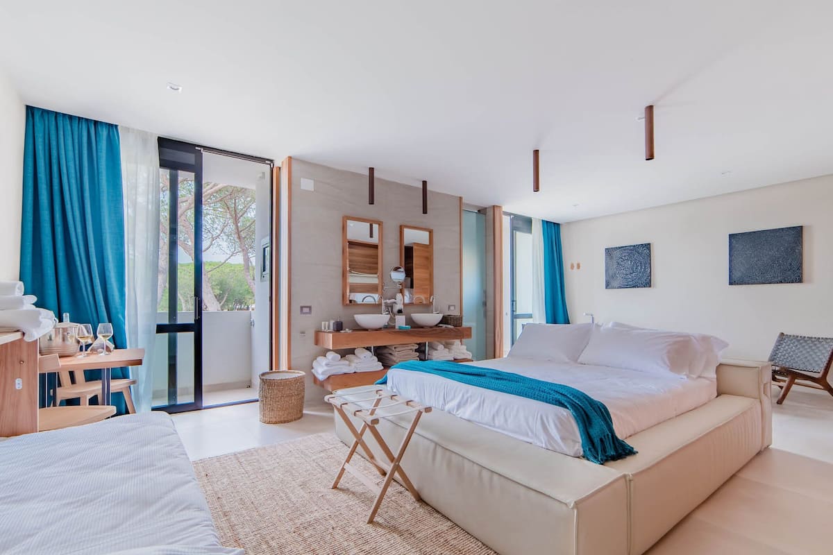 Suite, 1 Bedroom, Garden View | Minibar, in-room safe, desk, laptop workspace