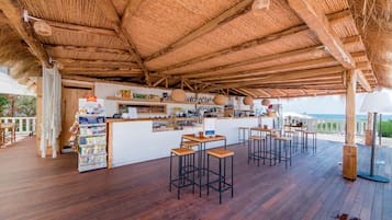 Bar tepi kolam renang