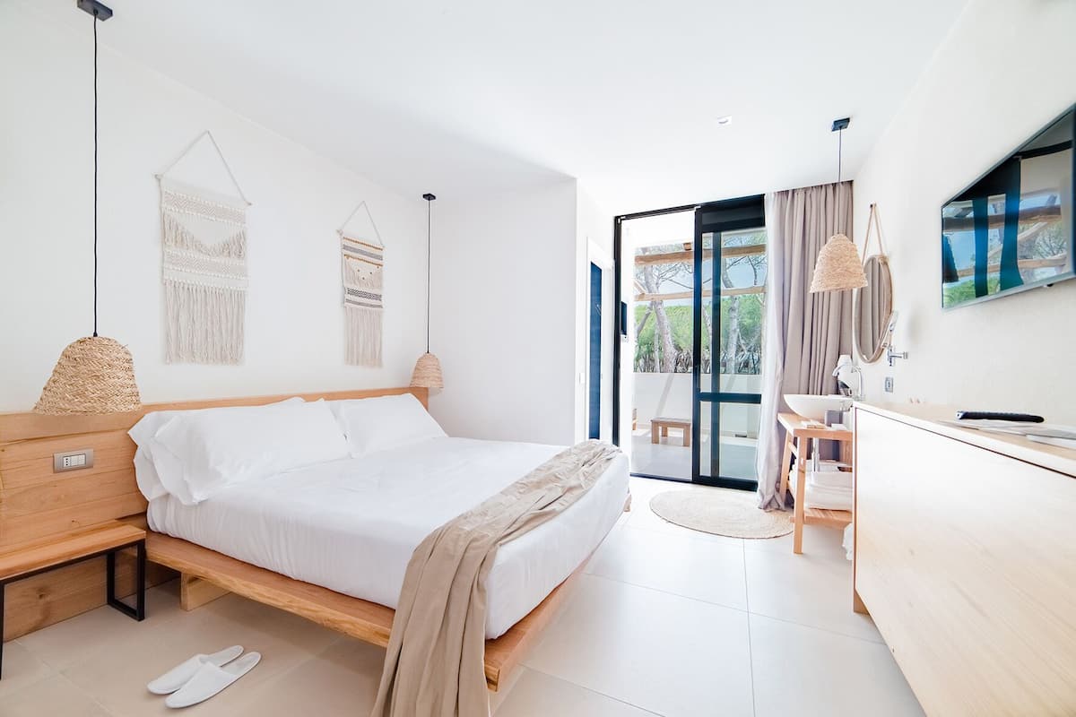 Classic Triple Room | Minibar, in-room safe, desk, laptop workspace