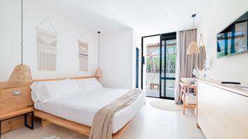 Classic Triple Room | Minibar, in-room safe, desk, laptop workspace