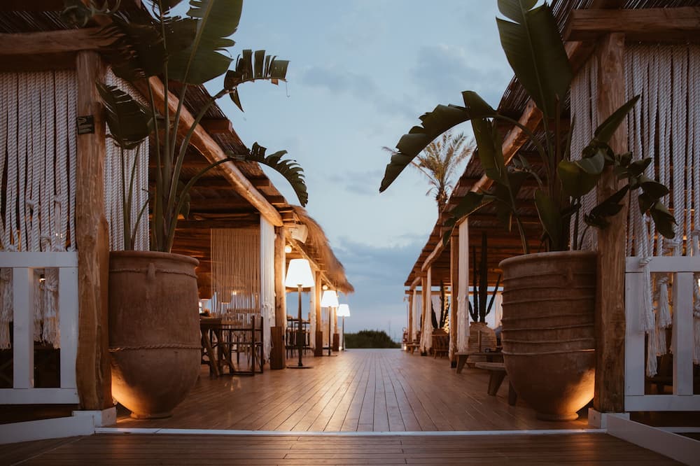 Cumeja - Beach Club & Hotel