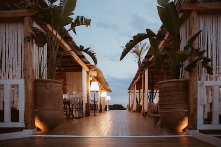 Exterior. Cumeja - Beach Club & Hotel