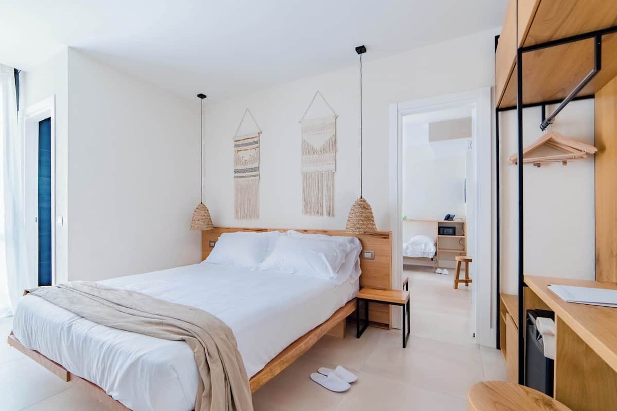 Minibar, coffres-forts dans les chambres, bureau