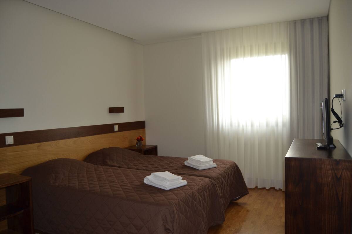 Twin Room | Soundproofing, iron/ironing board, free cribs/infant beds, free WiFi