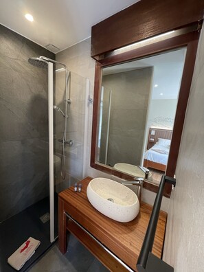 Classic Double Room, Ensuite, Park View | Bathroom - L'oustaou de Porquerolles (Hyères)