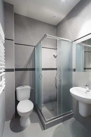Shower, free toiletries, hair dryer, towels - Arcus Premium Hostel (Warsaw)
